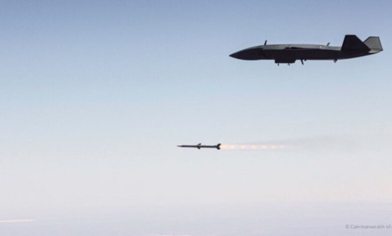 Bir MQ-28 Ghost Bat, kuvvete entegre hava-hava otonom silah angajmanını başarıyla göstermek için bir AIM-120 füzesi ateşliyor.
