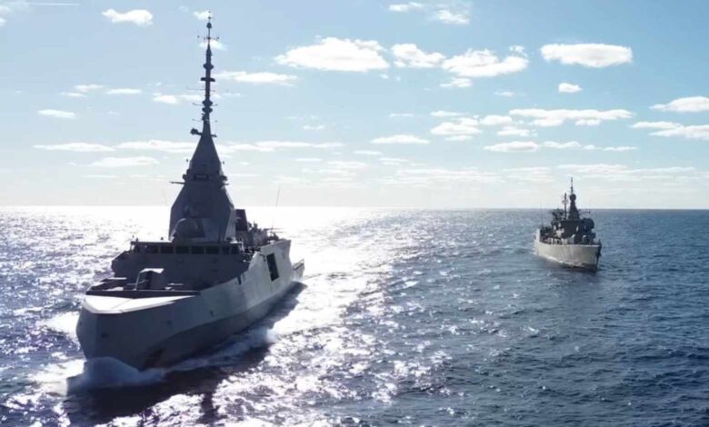 Yunan Donanması'nın yeni Belharra sınıfı fırkateyni HS Kimon (F-601) ve eski Elli sınıfı fırkateyn