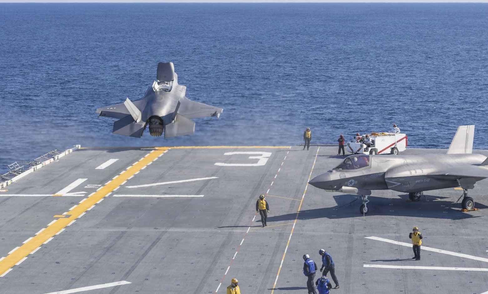 F-35B savaş uçağı ilk kez USS Kearsarge amfibi hücum gemisine indi