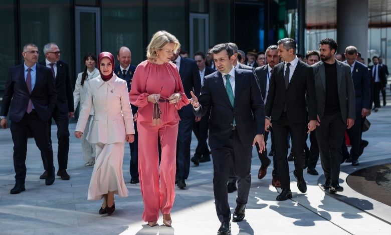 belçika kraliçesinden baykara ziyaret